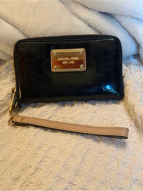 Handbags - Michael Kors Black
Patent Leather and Gold
Logo Wristlet